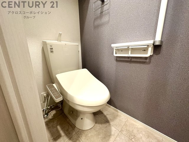 トイレ　温水洗浄便座付きのトイレです♪