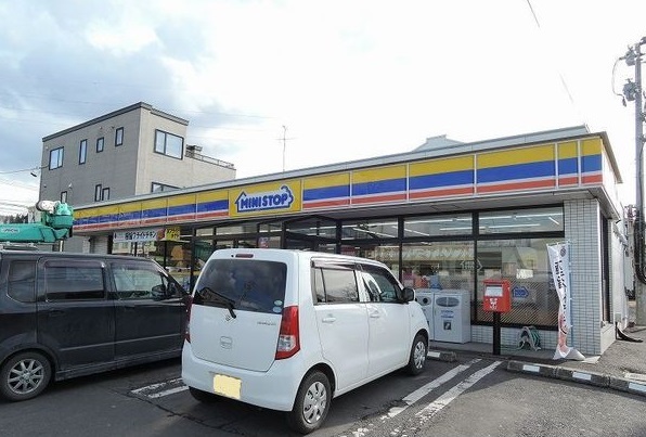 コンビニ　ミニストップ（コンビニ）まで750m