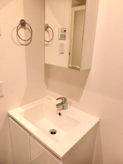 洗面設備　朝の支度にも助かる、独立の洗髪洗面化粧台