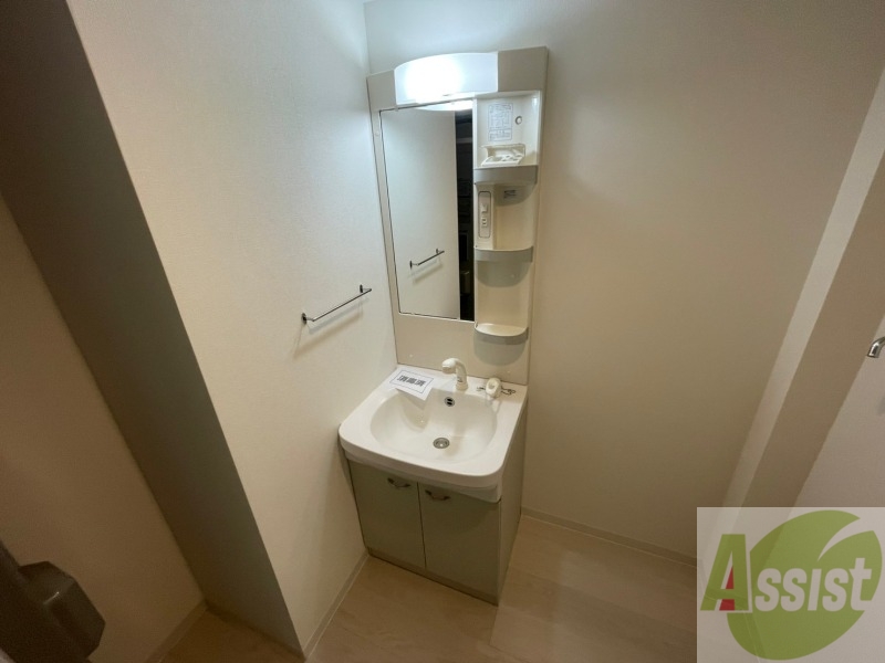 洗面設備　独立洗面台です。大きくてよいですね。シャンプーもできます。