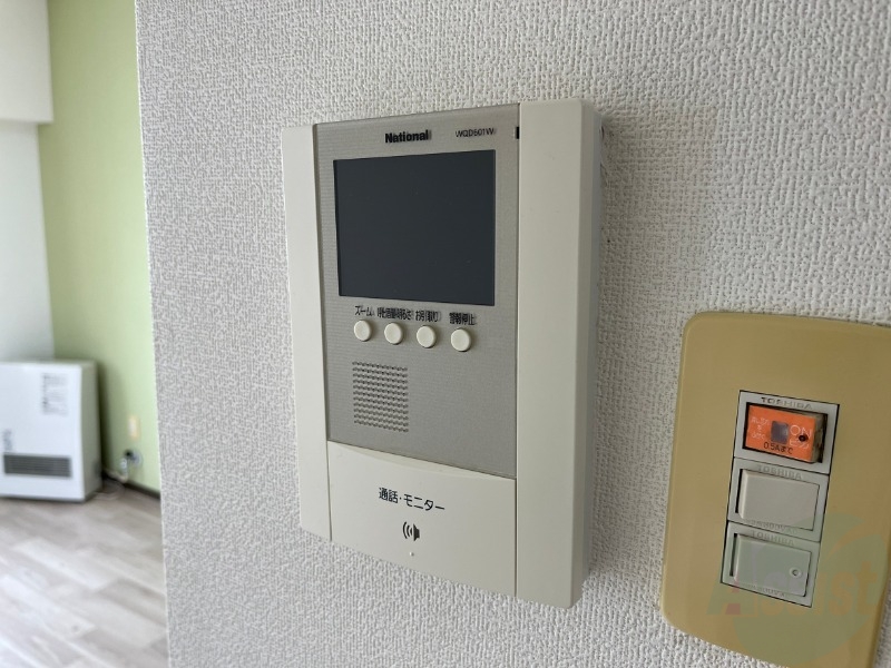 その他　ＴＶモニター付インターホンです。来客者の顔が見えるので安心！
