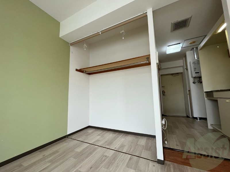 収納　こちらの収納にはハンガーをかけて服もしまえますね。