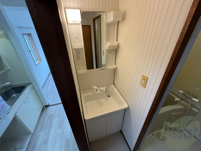 洗面設備　独立洗面台です。大きくてよいですね。シャンプーもできます。