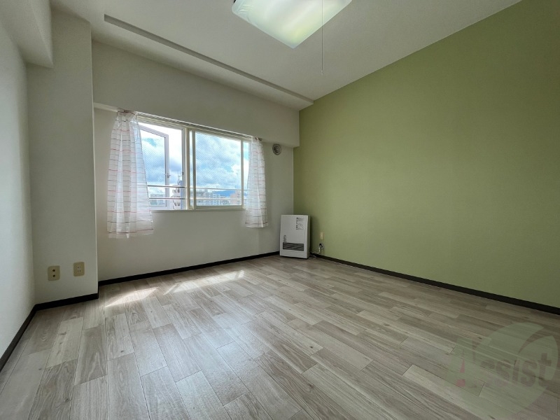 居室・リビング　アクセントクロスがお洒落なお部屋になっています！