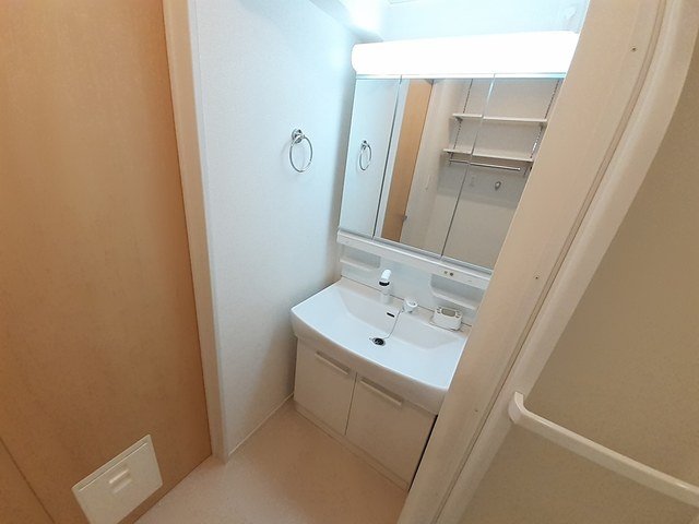 洗面設備　ゆったりとスペースのある洗面所