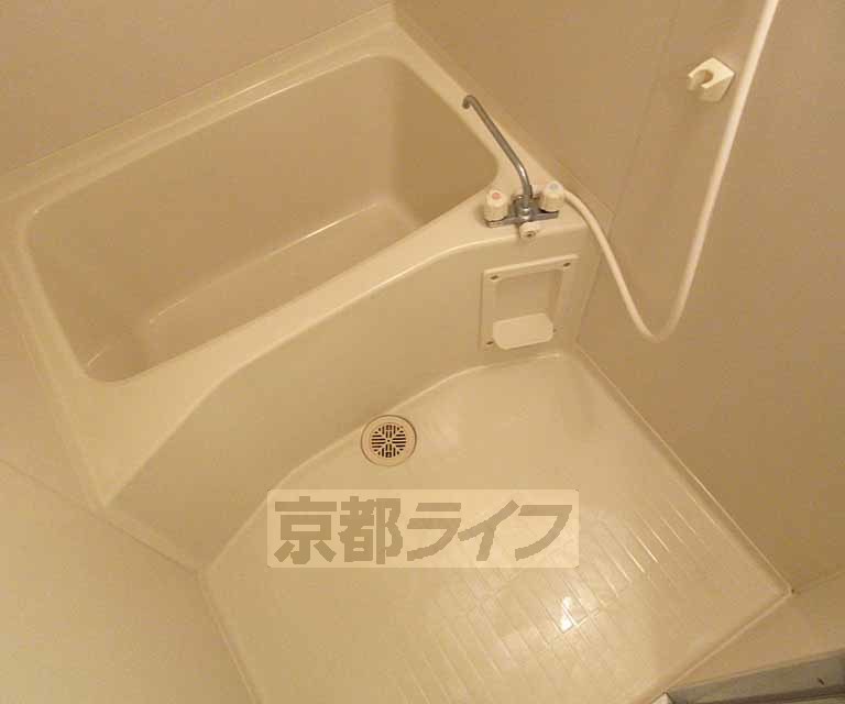 バス・シャワールーム　浴槽が広いのでゆったり浸かれそうです