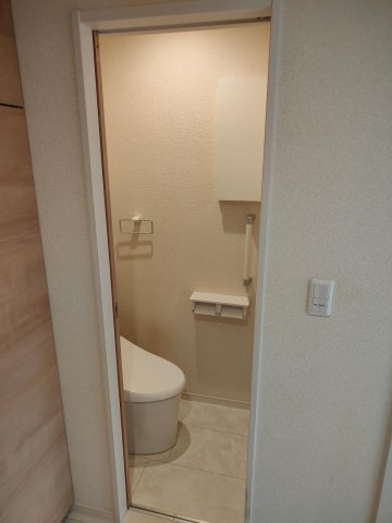 トイレ　トイレ内壁面収納付き