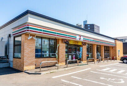 コンビニ　セブンイレブン札幌北18条東16丁目店（コンビニ）まで385m