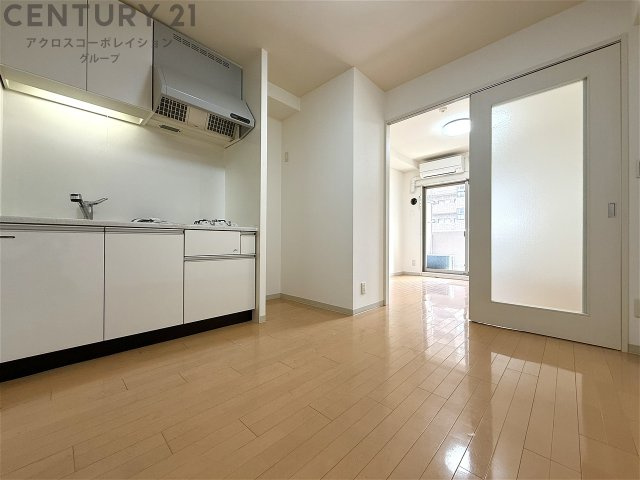 居室・リビング　床が明るい色合いでとても綺麗です！