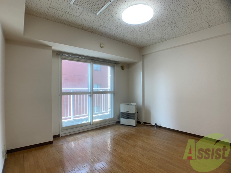 居室・リビング　洋室です。木目のフローリングが落ち着きますね。