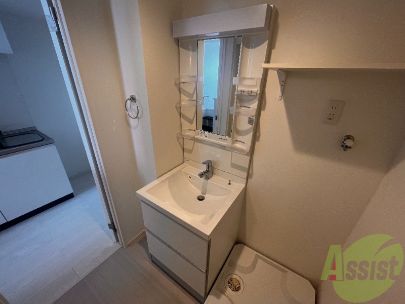 洗面設備　洗面台もありますので朝の準備もかんたんですね。