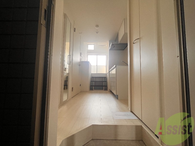 玄関　玄関からは廊下、お部屋の順で見えるようになっております。