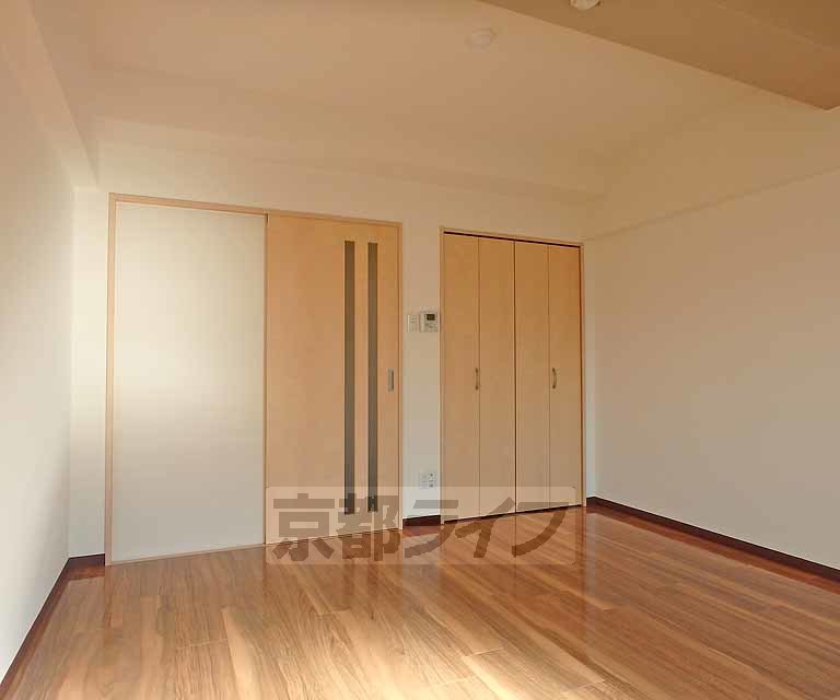 居室・リビング　京都工芸繊維大学の南側に位置する通学便利な立地です。