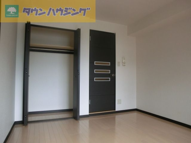 居室・リビング　収納付き洋室