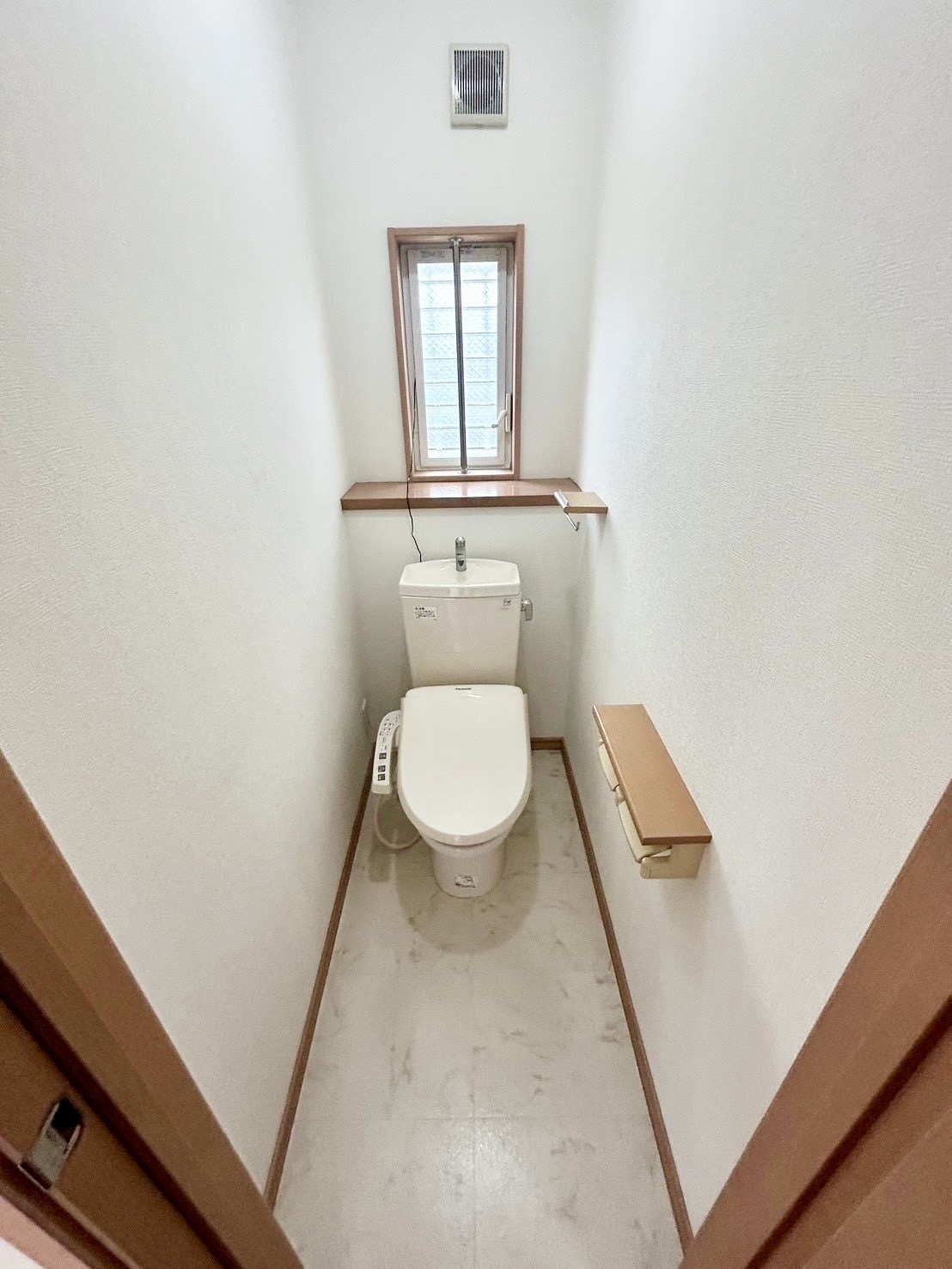 トイレ　１階の温水洗浄便座付きトイレです。