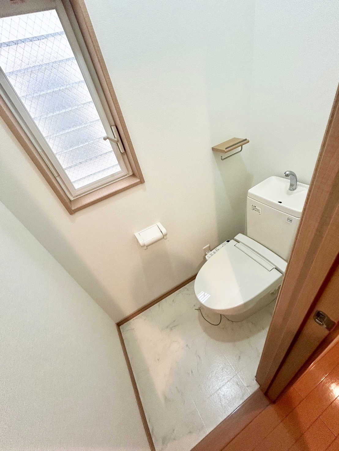 トイレ　２階の温水洗浄便座付きトイレです。