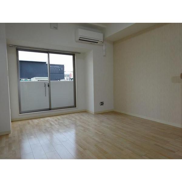 その他部屋・スペース　明るく開放的なリビング エアコン付き