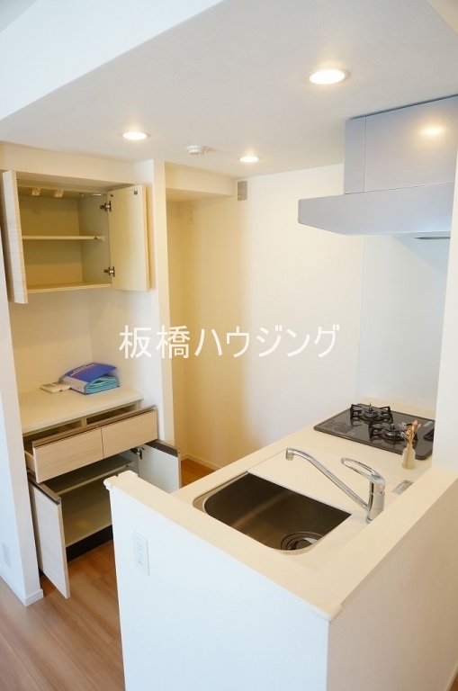 キッチン　食器棚完備、カウンターキッチン。