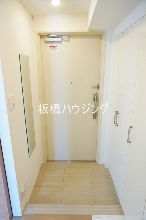 玄関　姿見があり、収納も豊富です。