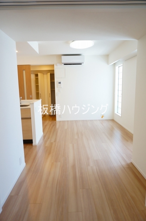 居室・リビング　お洒落なガラスブロックで採光良好。