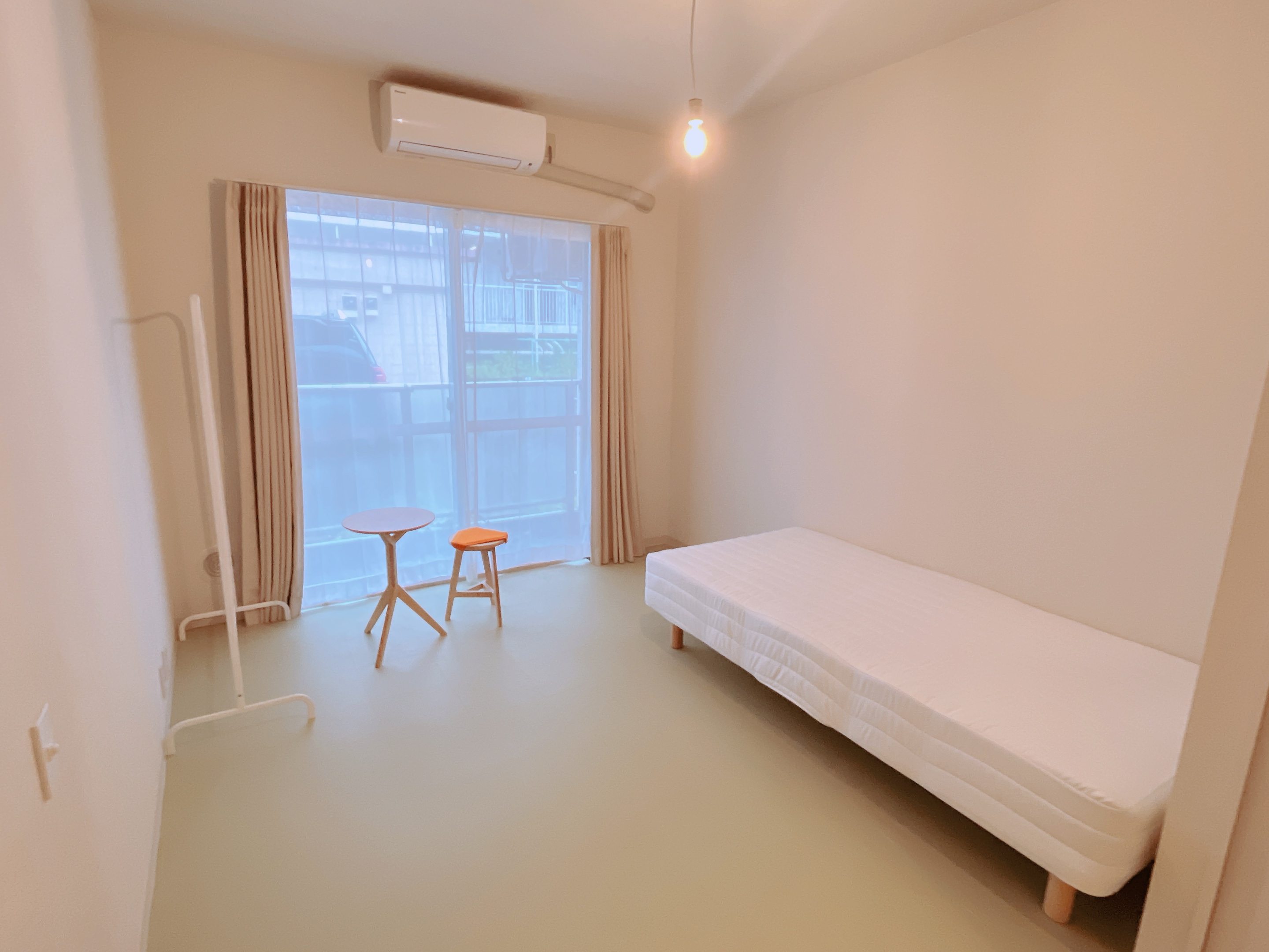 居室・リビング　机、椅子、ベッドあり！…他、家具付きのお部屋です。