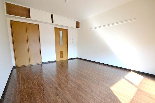 居室・リビング　ソファも置けるほど広い洋室