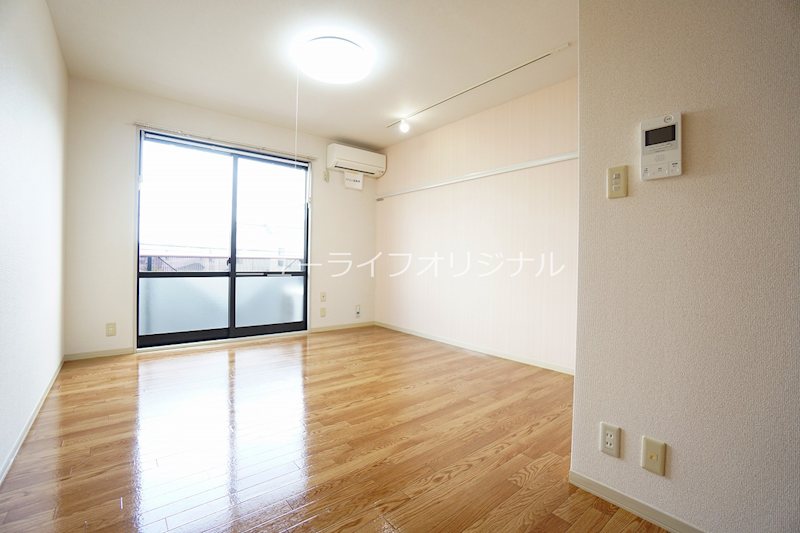 居室・リビング　開放的な10.1帖洋室☆エアコン付きなので年中快適です☆