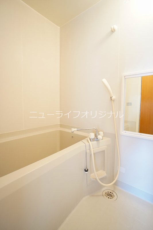 バス・シャワールーム　バスタブに浸かってゆっくりと一日の疲れを癒せます☆