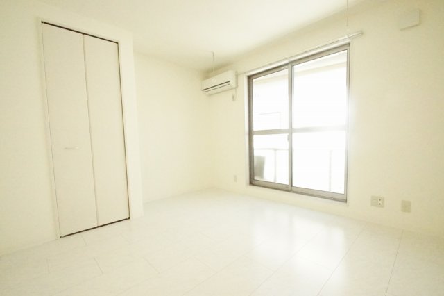 居室・リビング　「優しい色合いの床材を使用した居住空間」