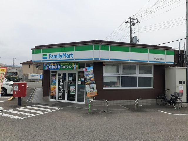 コンビニ　ファミリーマート様（コンビニ）まで550m