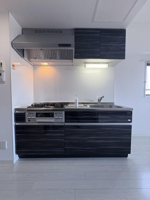 キッチン　3口コンロ+グリル付きシステムキッチンでお料理も捗る♪