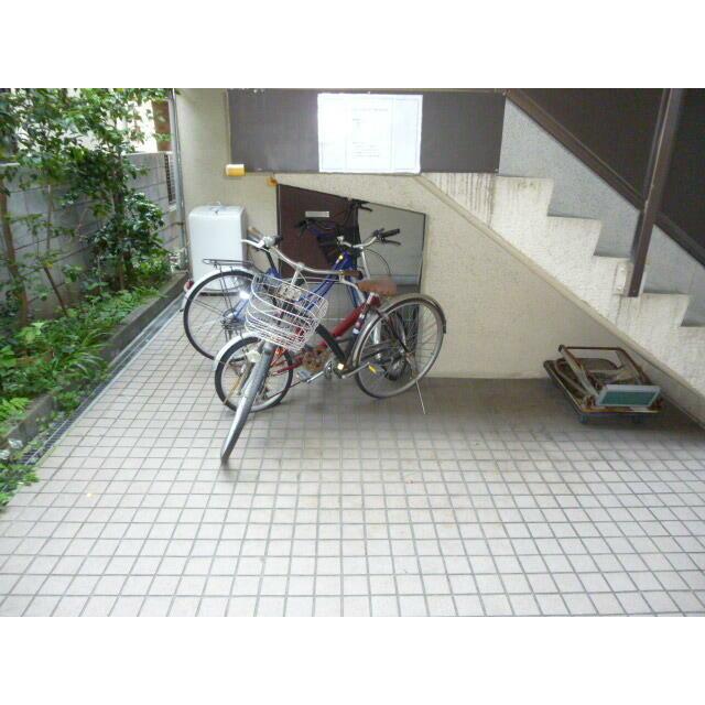 その他共有部分　駐輪スペース：2015年3月撮影