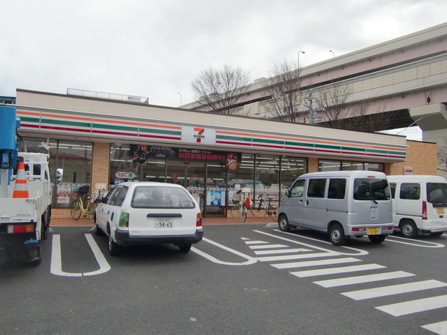 コンビニ　セブンイレブン足立本木西町店（コンビニ）まで586m