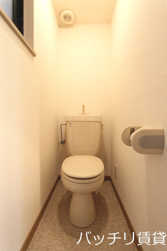 トイレ　別号室タイプの為、現状を優先致します。