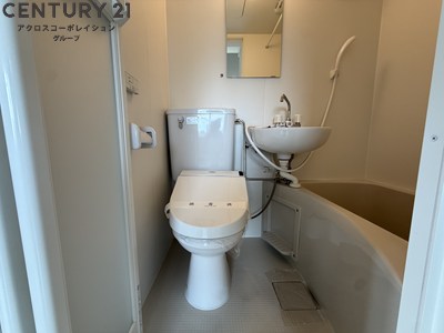 トイレ　浴室内にトイレがあります。