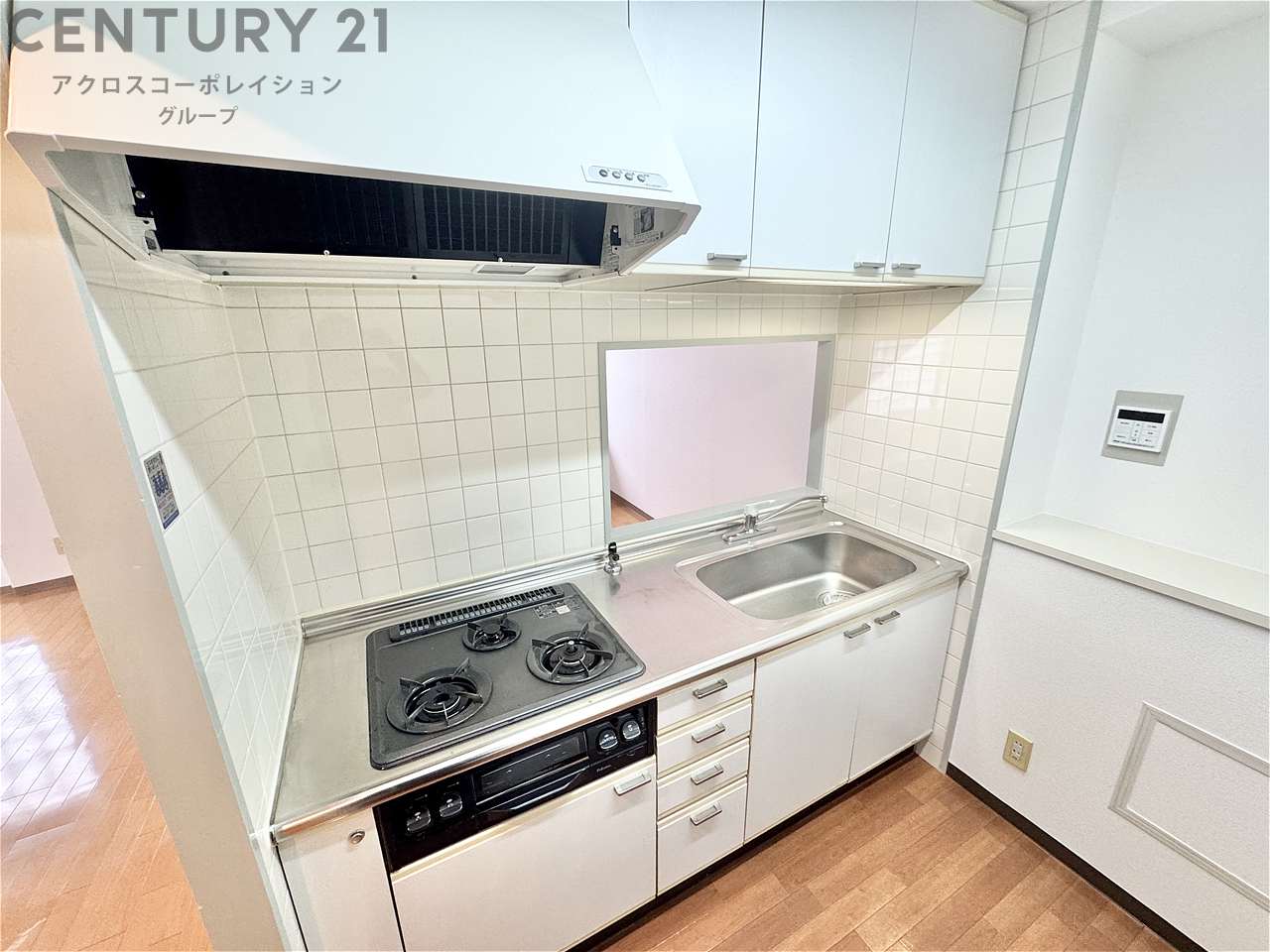 キッチン　3口ガスコンロ付きのシステムキッチン☆