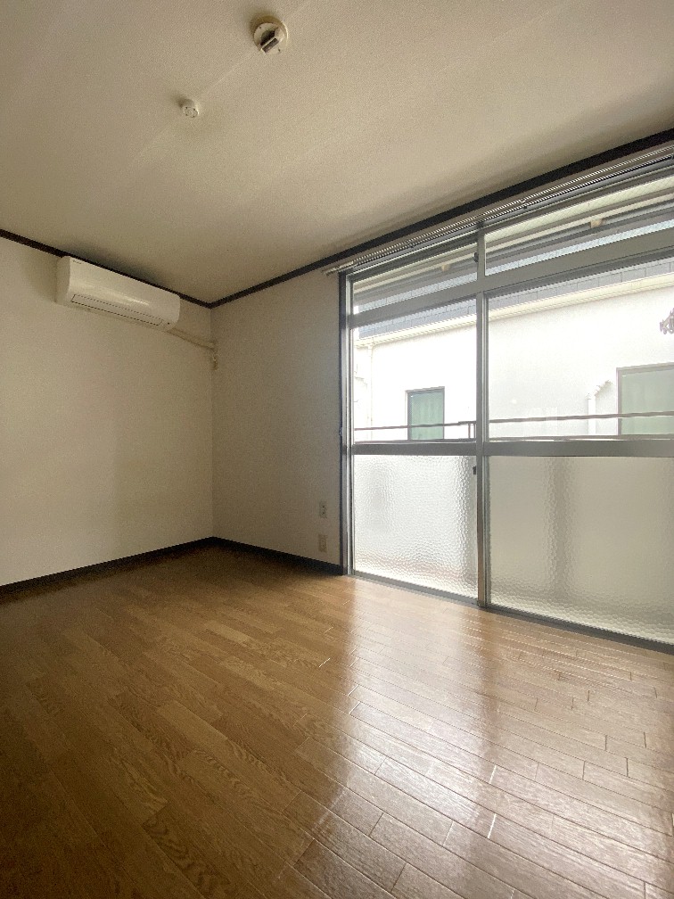 居室・リビング　エアコン付き東向き洋室６帖。