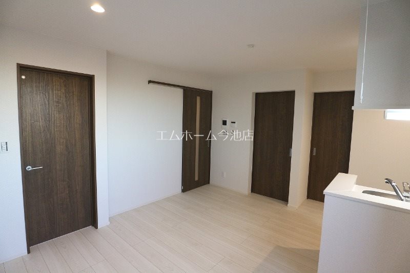 その他　LDK12.2帖　エアコン付　バルコニーに面しています