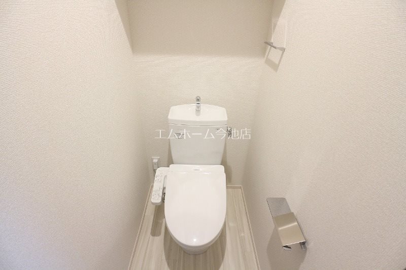 トイレ　温水暖房洗浄便座付トイレ