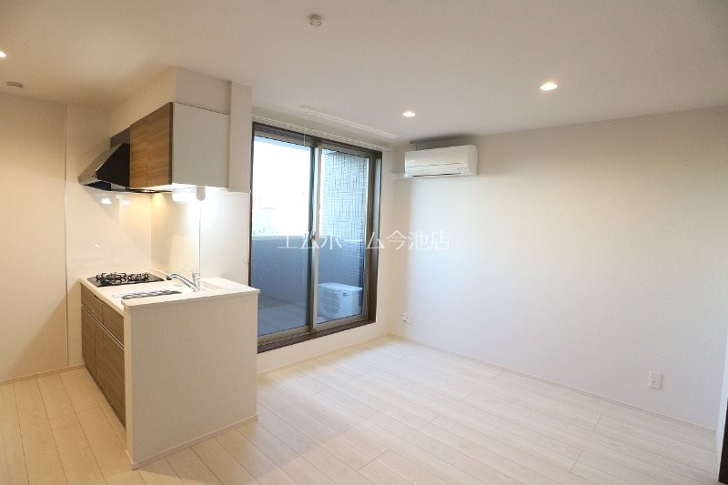 居室・リビング　LDK12.2帖　エアコン付　バルコニーに面しています