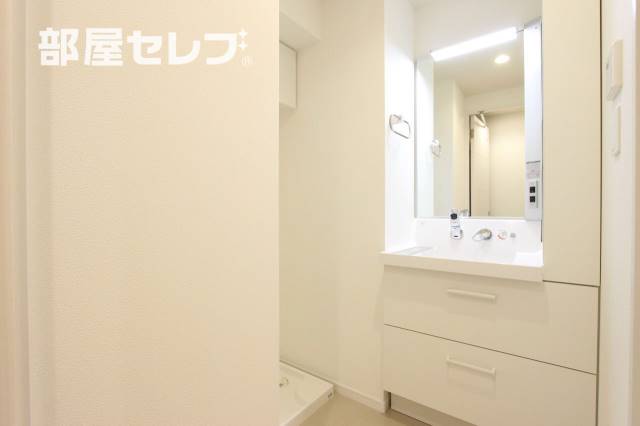 洗面設備　洗面台にも収納があります