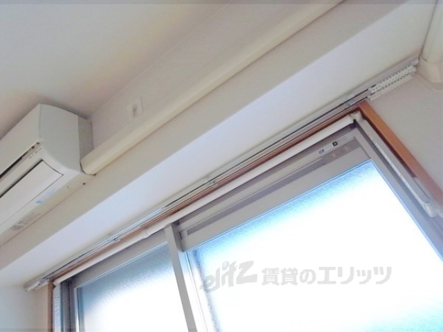 その他　カーテンレールは２本付いています。