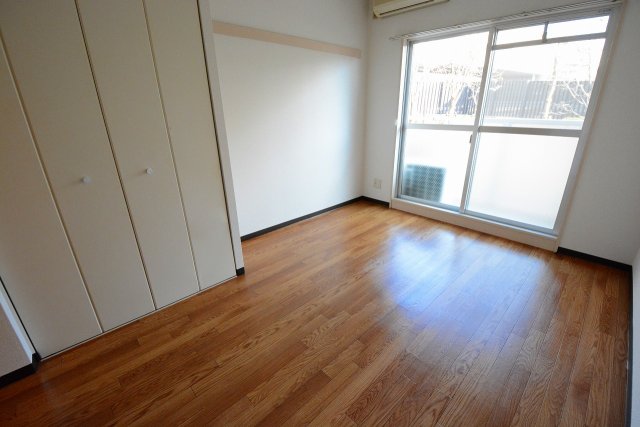 居室・リビング　エアコン付きで快適に過ごせます♪