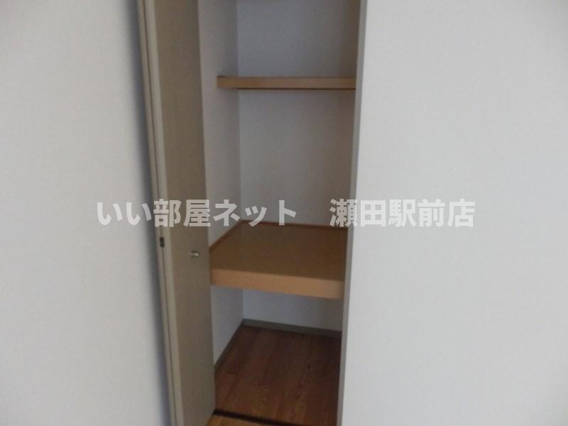 収納　※同建物の別のお部屋の写真です。
