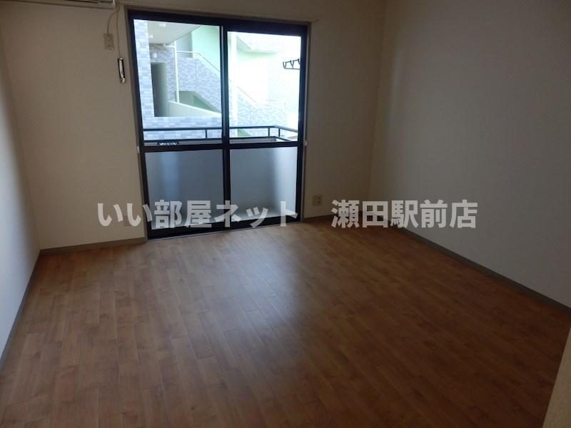 居室・リビング　※同建物の別のお部屋の写真です。