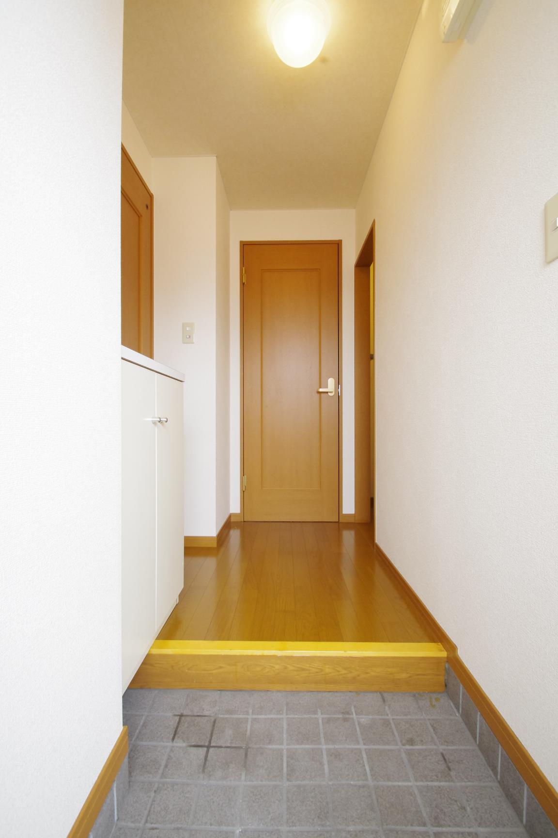 玄関　同タイプ別室の写真です。