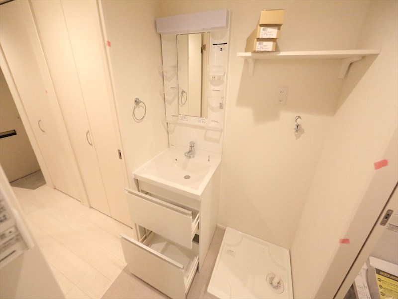 洗面設備　脱衣所　独立洗面台（シャンプードレッサー付）　同仕様写真