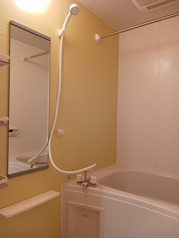 バス・シャワールーム　コンパクトで使いやすいお風呂です