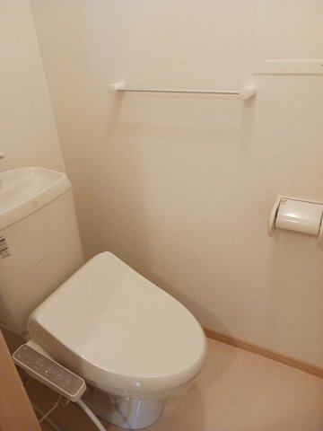 トイレ　落ち着いた色調のトイレです