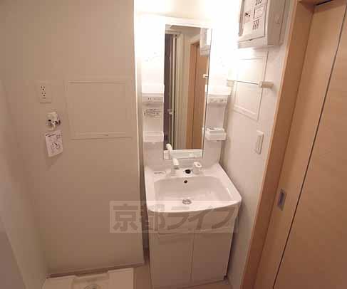 洗面設備　シャンプードレッサ付独立洗面台です。